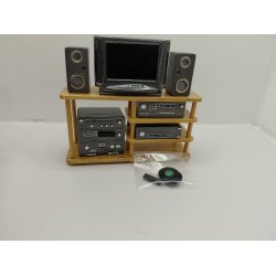 Reol med tv, dvd, stereoanl�g, fjernbetjening og 2 plader. Reolen er i lyst tr� (nyt)