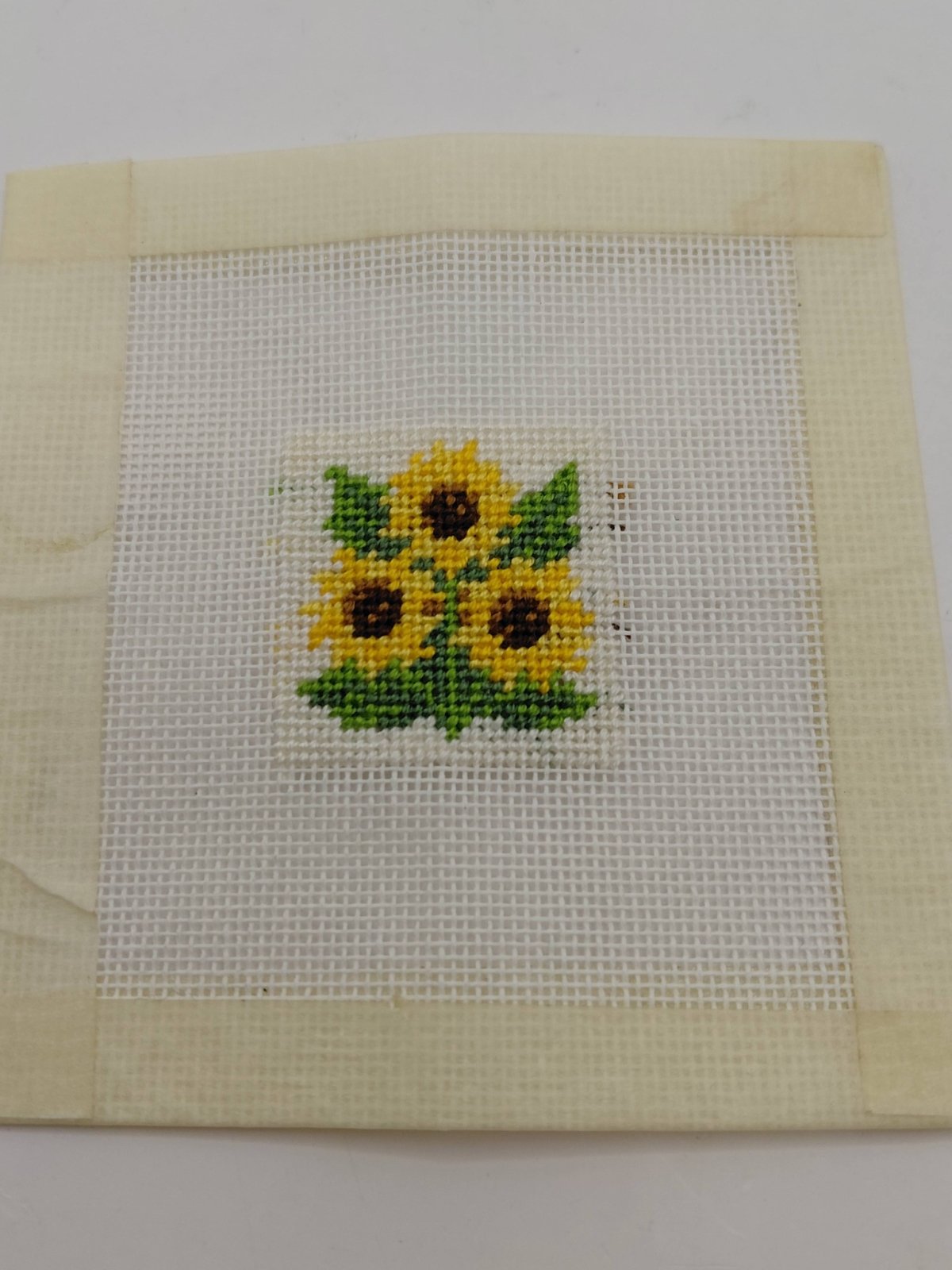 Færdig broderi med solsikke (håndlavet) evt DIY pude, eller billede ...