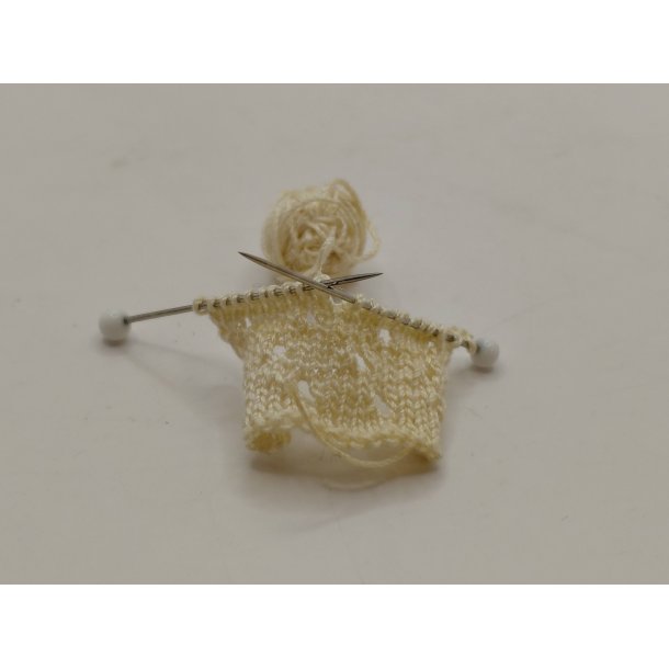 Strikket�j til dukke skala 1:12 (h�ndlavet)