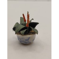 Urtepotte med r�de/orange blomster (brugt)