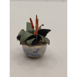 Urtepotte med r�de/orange blomster (brugt)