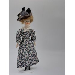 Dukke med porcel�ns hoved, h�nder og ben, med stof krop (vintage/h�ndlavet)