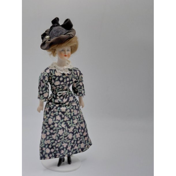 Dukke med porcel�ns hoved, h�nder og ben, med stof krop (vintage/h�ndlavet)