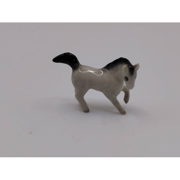 Meget lille hest i porcel�n (brugt/som ny)