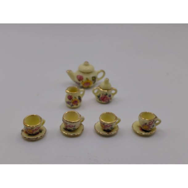 Te stel i porcel�n med blomster (nyt)