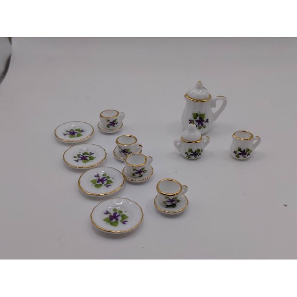 Kaffestel til 4 personer i porcel�n med lilla blomster (brugt/som nyt) 1:12