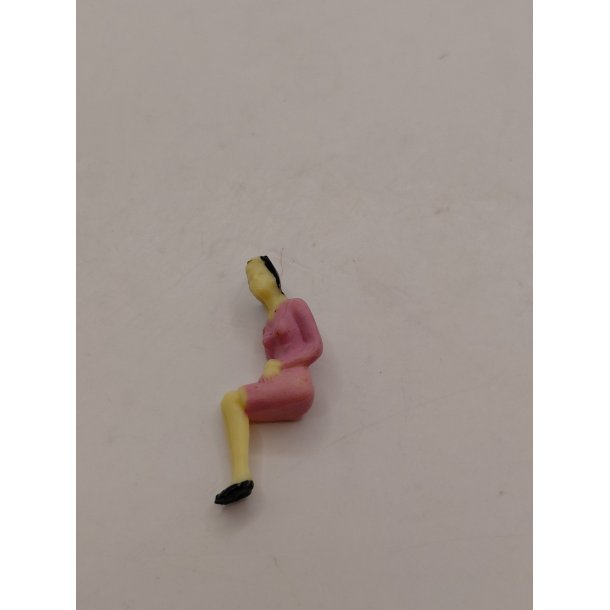 Siddende dukke i plastik (brugt) 1:48