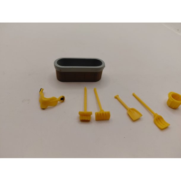 Diverse tilbeh�r til hestestalden plastik (brugt) 1:48