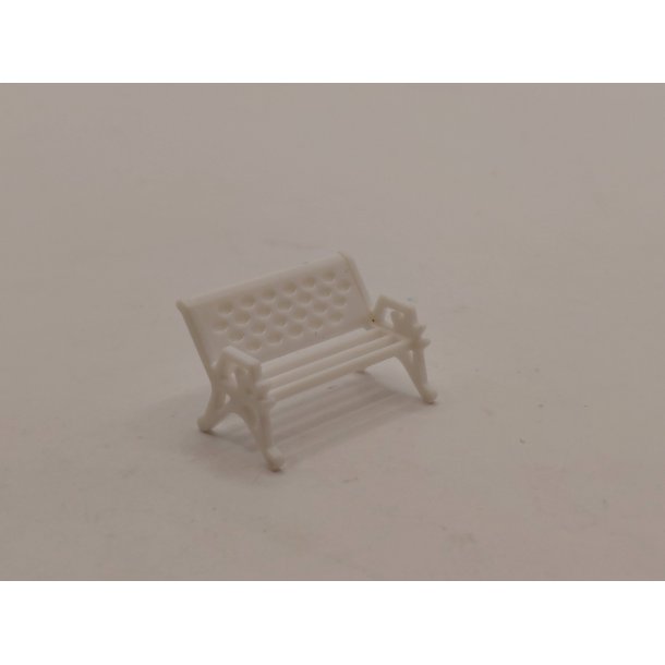 Meget lille b�nk i plastik (brugt) 1:48