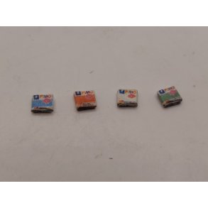 Meget lille Fimo pakke uden indhold(h�ndlavet)skala 1:12/1:16 - m�l 0,5 x 0,5 cm
