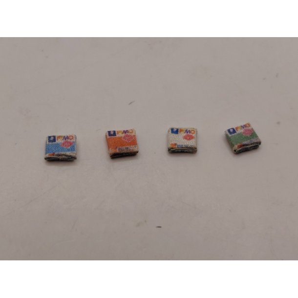 Meget lille Fimo pakke uden indhold(h�ndlavet)skala 1:12/1:16 - m�l 0,5 x 0,5 cm