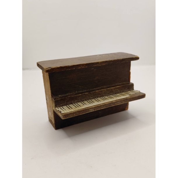 Klaver i tr� (brugt/lidt defekt) 1:16/1:18