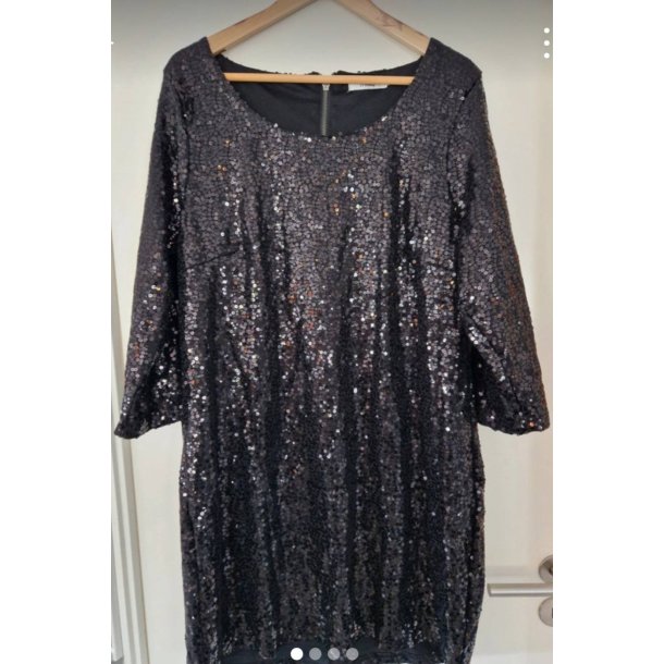 Sort kjole med palietter (brugt/fin stand)