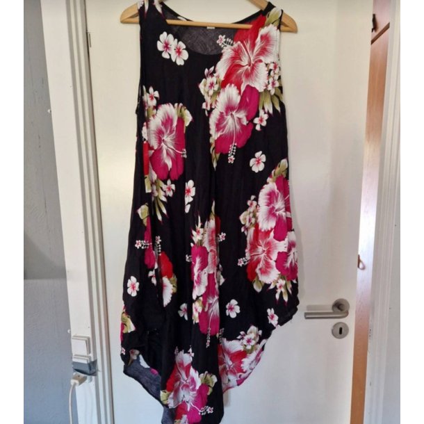 Sort kjole med blomster one size (brugt)