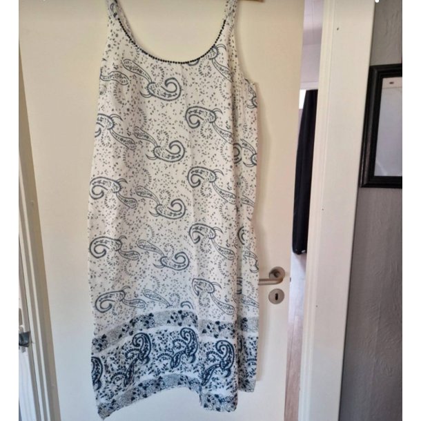 Hvid kjole med bl�t m�nster str 52 (brugt) M�rke: Pas 