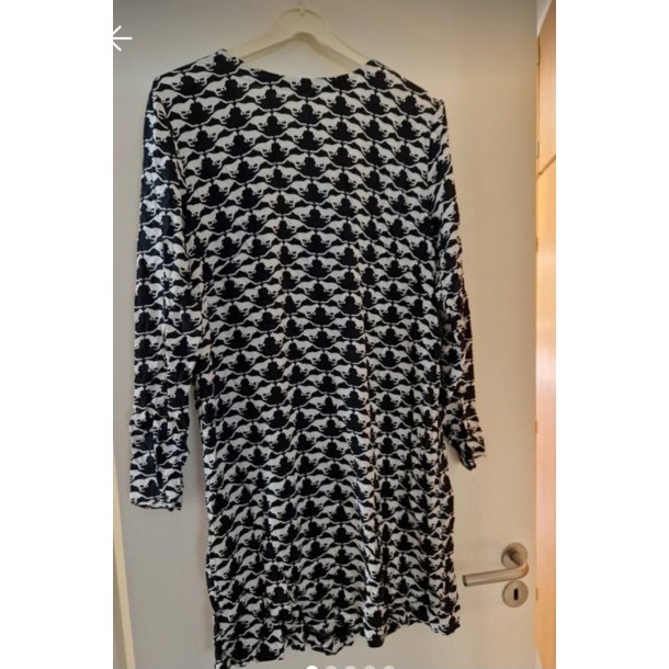 Kjole i sort og hvid med katte. (Ny) Str 46