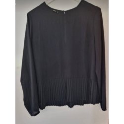 Flot bluse med plisseret sk�rt str 42
