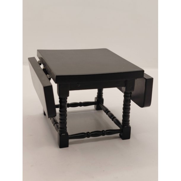 Spisebord i tr�, med plader (brugt)