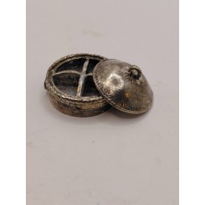 Sk�l med rum i metal (antik) 