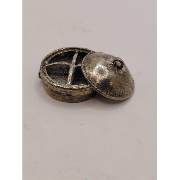 Sk�l med rum i metal (antik) 