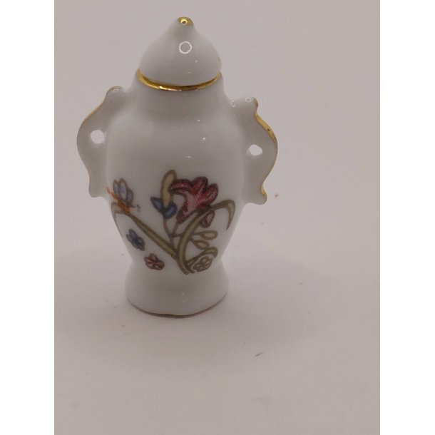Vase/urne med l�g i porcel�n (brugt)