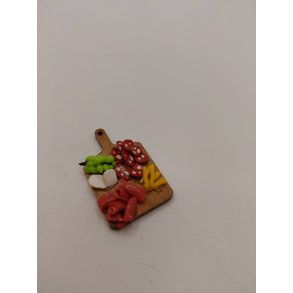 Tapas platte med p�lse, skinke, brie ost, cheddar stave og vindruer (delvis h�ndlavet)