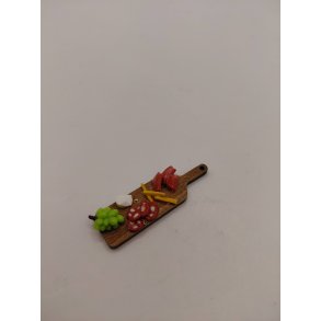 Tapas platte med p�lse, skinke, brie ost, cheddar stave og vindruer (delvis h�ndlavet)