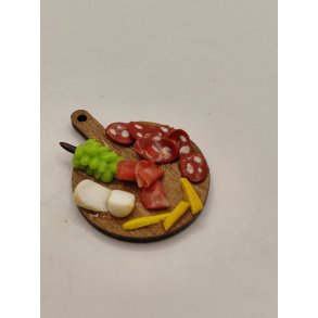 Tapas platte med p�lse, skinke, brie ost, cheddar stave og vindruer (delvis h�ndlavet)