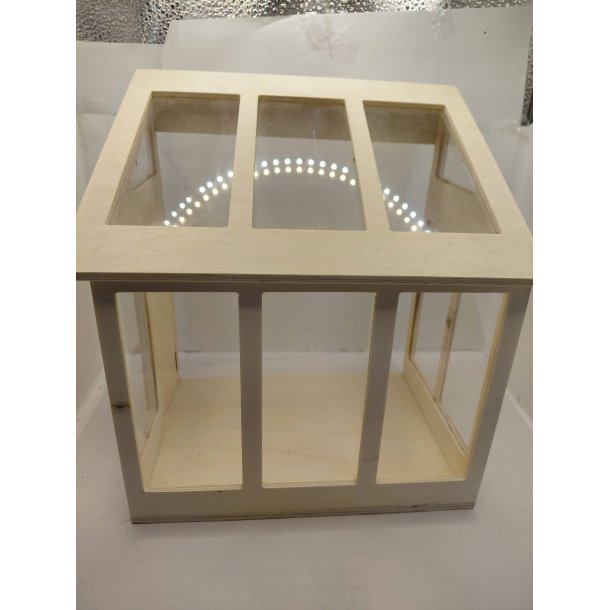 Drivhus i umalet tr� (brugt/som nyt) SENDES P� EGET ANSVAR