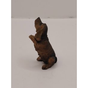 Gravhund p� bagben i resin (brugt)