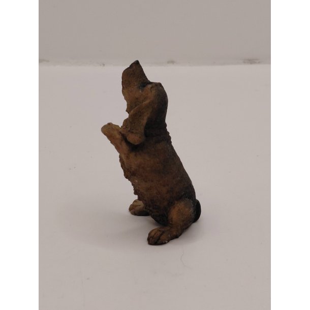 Gravhund p� bagben i resin (brugt)