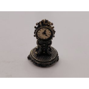 Filigree kamin ur i metal (antik)