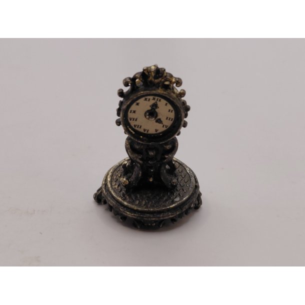 Filigree kamin ur i metal (antik)