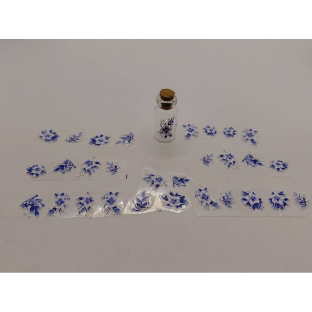 1 ark med 4 dekorations bl� blomster. Selvkl�bende (nye)