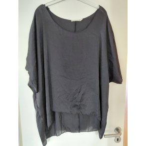 Sort bluse med flagermus �rmer. Mati (brugt) str ca 50/52