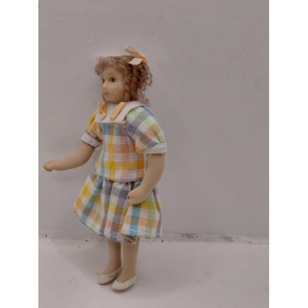 Dukke barn scala 1:12 i porcel�n (brugt/som ny)
