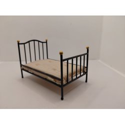 Seng i metal. Maileg (ny) til barn scale 1:12 eller en voksen Lundby. 1205 x 6 cm