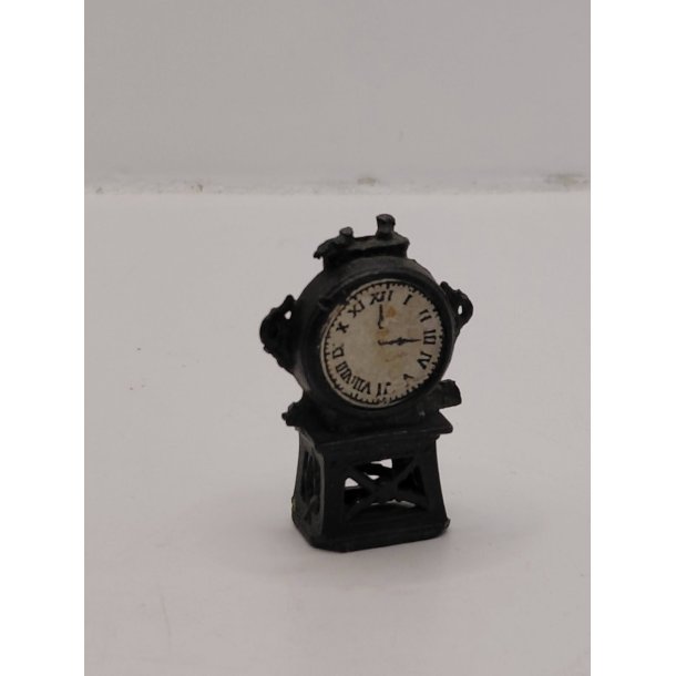 Kamin ur i metal (antik/med patina)