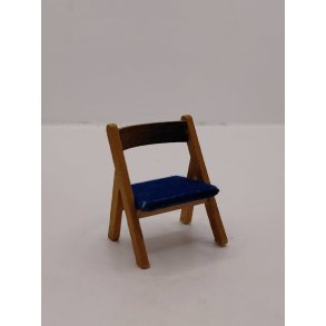 Stol i tr� med bl�t filt s�de. Lisa fra 1970'erne 1:16 (vintage)