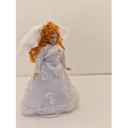  Dukke i hndsyet brudekjole. inkl stativ (brugt)