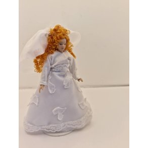  Dukke i hndsyet brudekjole. inkl stativ (brugt)