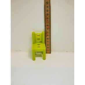 Stol i plastik til dukkehus scala 1:12 (brugt)