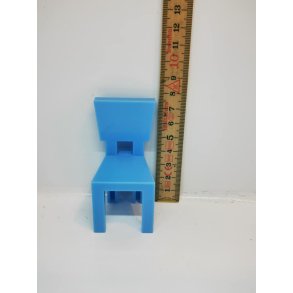 Stol i plastik til dukkehus scala 1:12 (brugt)