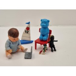 Meget lille figur med guitar i plastik (brugt)