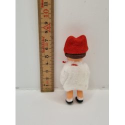 Ari dukke med rd hue (brugt)