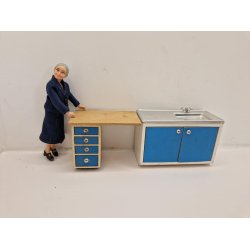 Kkken sidebord med skuffer fra 1960'erne. Lundby (gammel)