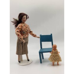 Baby dukke i plastik med hndlavet tj (vintage) 5,7 cm