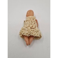 Dukke baby i plastik med hndlavet tj (defekt) 5 cm