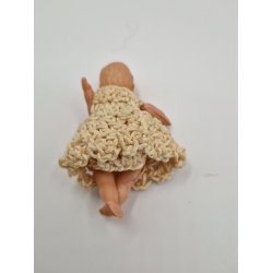 Baby dukke i plastik med hndlavet tj (vintage/lidt defekt) 4,5 cm