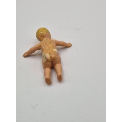 Baby dukke i plastik (brugt) 4 cm